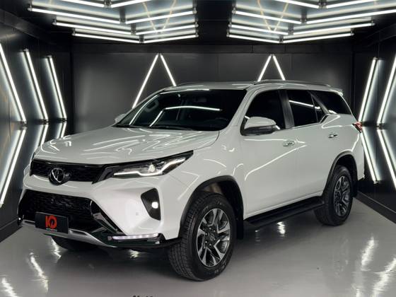 TOYOTA HILUX SW4 2.8 D-4D TURBO DIESEL SRX PLATINUM 7L 4X4 AUTOMÁTICO